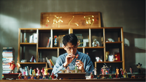 郎佳子彧通過短視頻直播，讓更多人關(guān)注并喜歡捏面人。受訪者供圖