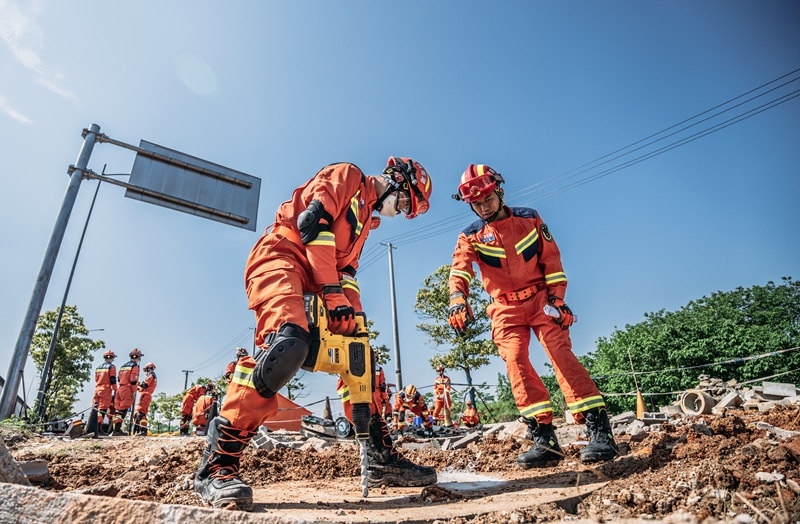 周彩琪和隊友在救援現場。受訪者供圖