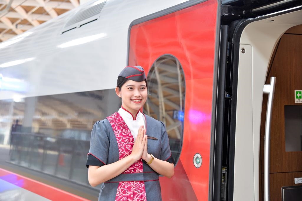 12月12日，乘務(wù)人員在印度尼西亞雅加達的哈利姆車站站臺歡迎乘坐雅萬高鐵的乘客。新華社記者徐欽攝