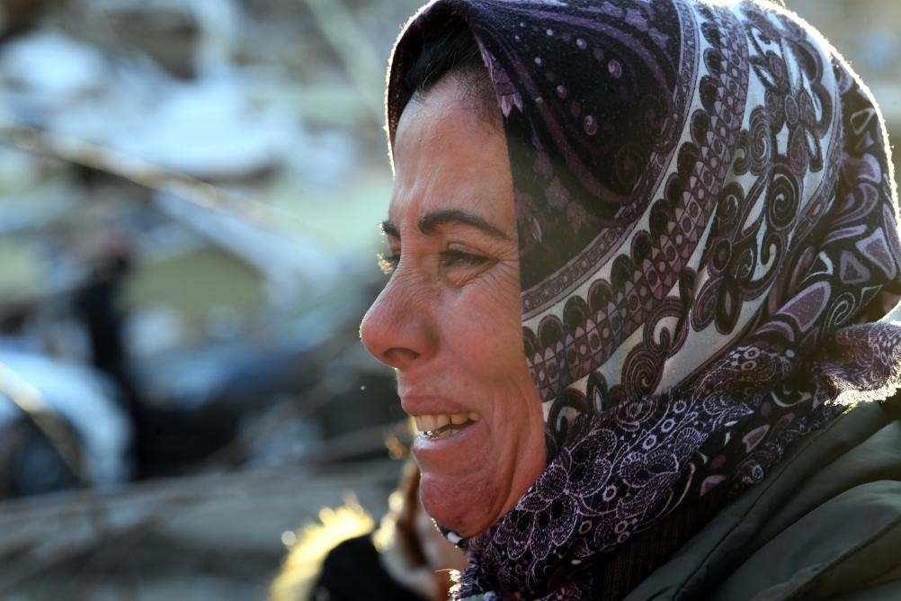 2月8日，在土耳其哈塔伊的一處地震廢墟，當(dāng)?shù)鼐用竦却H人的消息。新華社記者沙達提攝