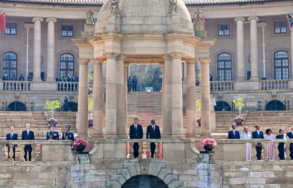 當(dāng)?shù)貢r(shí)間8月22日上午，正在南非進(jìn)行國事訪問的國家主席習(xí)近平在比勒陀利亞總統(tǒng)府同南非總統(tǒng)拉馬福薩會(huì)談。會(huì)談前，拉馬福薩在總統(tǒng)府廣場為習(xí)近平舉行歡迎儀式。新華社記者 殷博古 攝