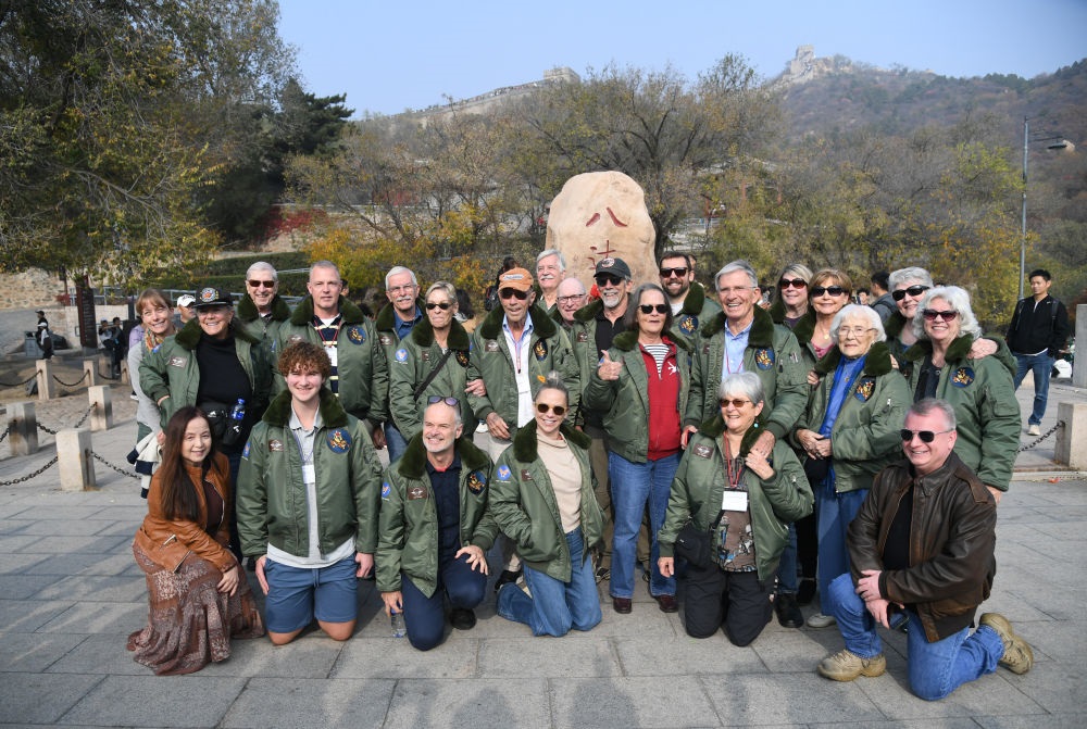 2023年10月29日，飛虎隊(duì)老兵莫耶一行人在北京八達(dá)嶺長城合影留念。當(dāng)日，美中航空遺產(chǎn)基金會(huì)訪華代表團(tuán)成員陸續(xù)抵達(dá)北京。新華社記者 任超 攝