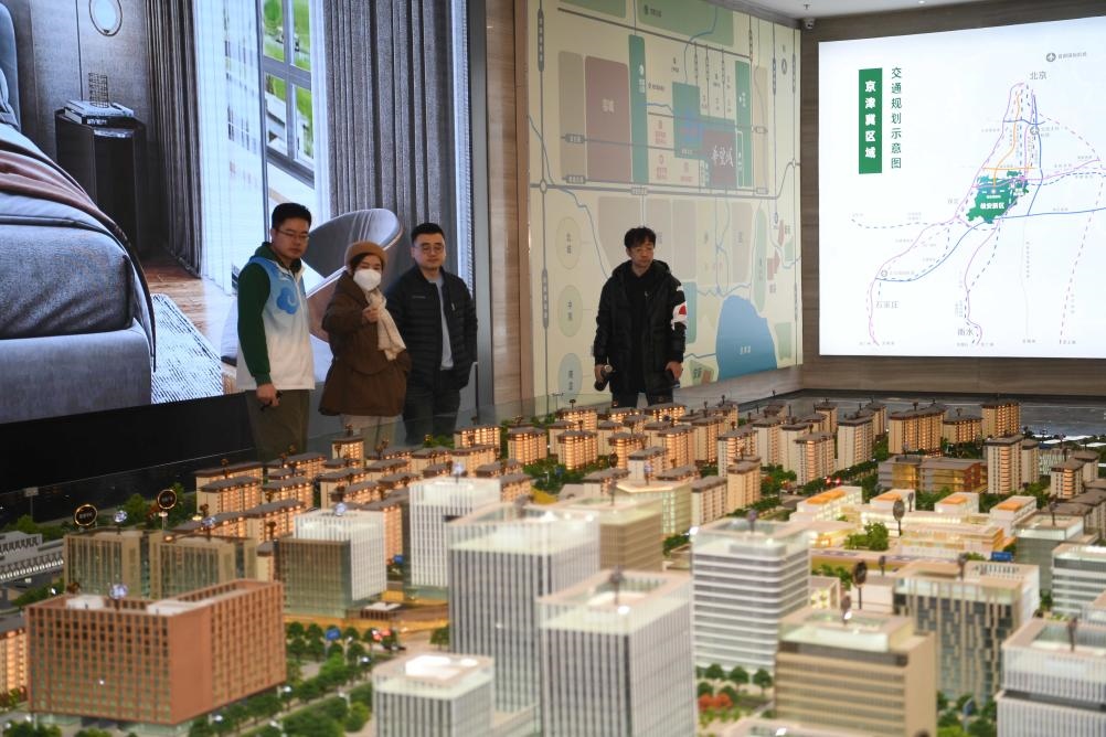 購房者在河北雄安新區(qū)某項(xiàng)目售樓部查看沙盤（2月25日攝）。新華社記者 朱旭東 攝