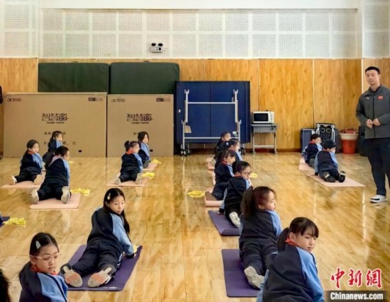 逸陽文思學校學生正在進行運動恢復矯正訓練。<a target='_blank' href='/' ><p align=