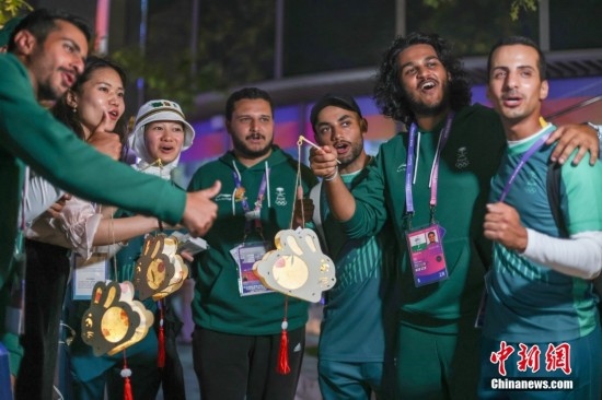 資料圖：9月29日，中國傳統(tǒng)節(jié)日中秋節(jié)，杭州亞運(yùn)會運(yùn)動員村舉辦中秋主題活動，中外運(yùn)動員們歡聚一堂。圖為沙特阿拉伯運(yùn)動員手持燈籠拍攝照片。<a target='_blank' href='/'><p align=