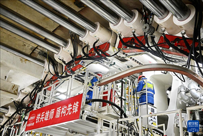 12月30日，中鐵十四局技術(shù)人員在盾構(gòu)掘進開始前檢查“海天號”盾構(gòu)機。新華社記者 李紫恒 攝