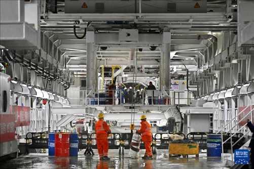 12月30日，建設(shè)者在青島膠州灣第二隧道工程南線主線隧道盾構(gòu)掘進現(xiàn)場作業(yè)。新華社記者 李紫恒 攝