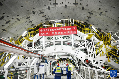 12月30日，中鐵十四局技術(shù)人員在盾構(gòu)掘進開始前檢查“海天號”盾構(gòu)機。新華社記者 李紫恒 攝