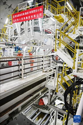 12月30日，建設(shè)者在青島膠州灣第二隧道工程南線主線隧道盾構(gòu)掘進現(xiàn)場作業(yè)。新華社記者 李紫恒 攝