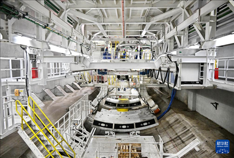 12月30日，建設(shè)者在青島膠州灣第二隧道工程南線主線隧道盾構(gòu)掘進現(xiàn)場作業(yè)。新華社記者 李紫恒 攝