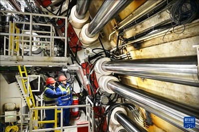 12月30日，中鐵十四局技術(shù)人員在盾構(gòu)掘進開始前檢查“海天號”盾構(gòu)機。新華社記者 李紫恒 攝