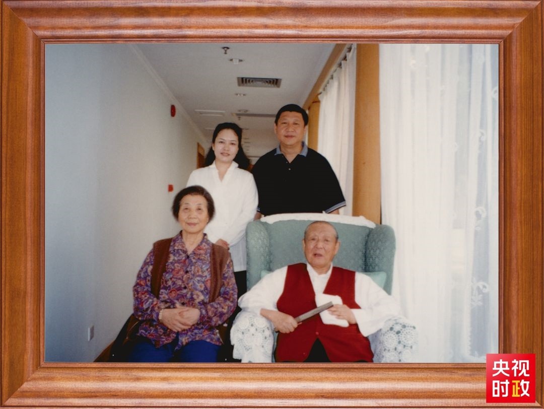 △這是習(xí)近平夫婦同父親習(xí)仲勛、母親齊心的合影。這張照片第一次出現(xiàn)在他的書(shū)架上。