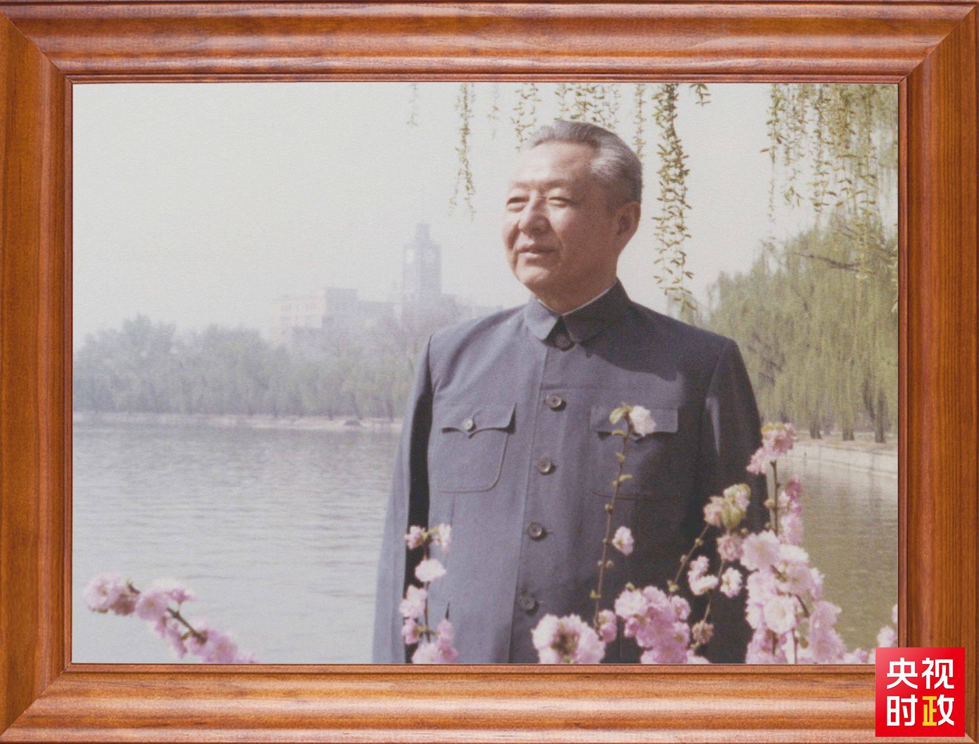 △這是習(xí)近平父親習(xí)仲勛同志的照片。2023年10月15日，是習(xí)仲勛同志誕辰110周年紀(jì)念日。這張照片第一次出現(xiàn)在他的書(shū)架上。