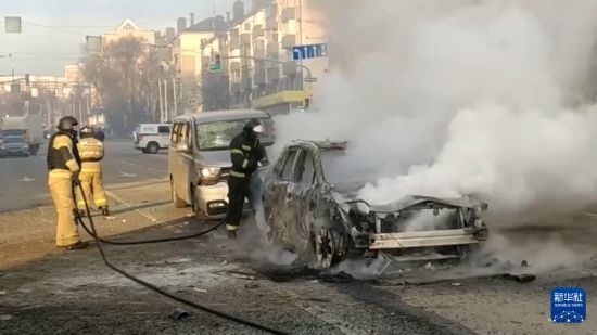 這張俄羅斯緊急情況部12月30日發(fā)布的視頻截圖顯示，在俄羅斯別爾哥羅德市，工作人員在現(xiàn)場救援。新華社發(fā)