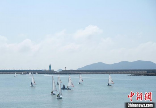 浙江象山，杭州亞運(yùn)會(huì)帆船項(xiàng)目運(yùn)動(dòng)員揚(yáng)帆起航。林波 攝