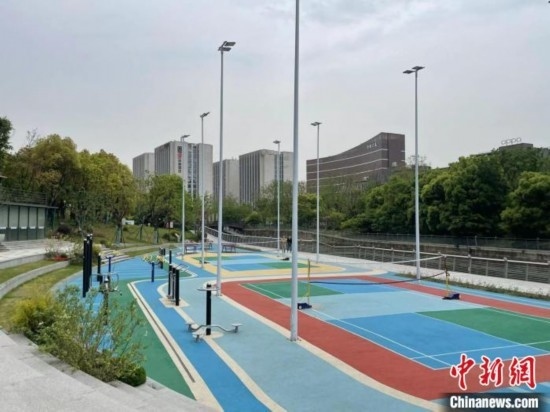 杭州余杭區(qū)一嵌入式體育場(chǎng)地。張煜歡 攝