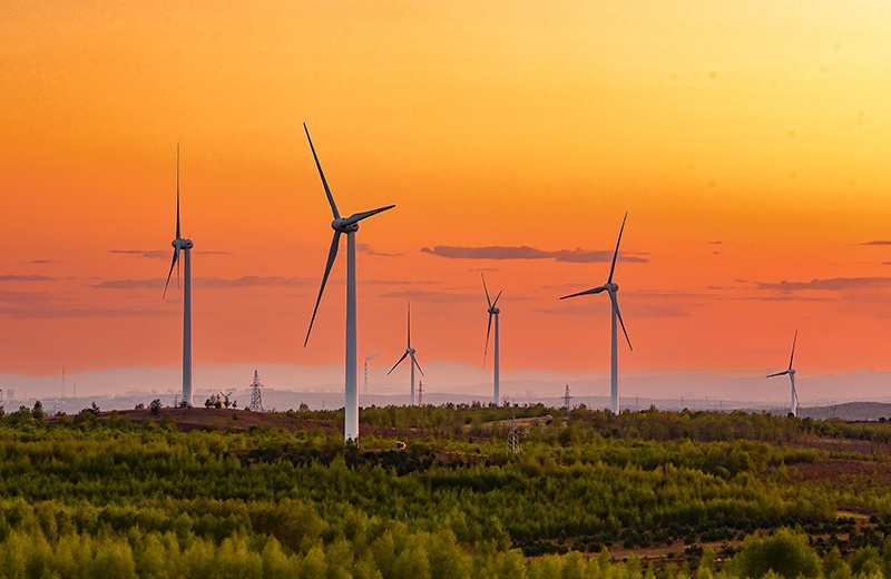 2023年5月23日清晨拍攝的內(nèi)蒙古興安盟烏蘭浩特市呼和馬場(chǎng)風(fēng)力光伏發(fā)電場(chǎng)內(nèi)的風(fēng)機(jī)。