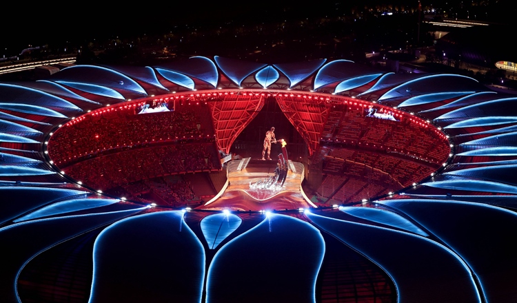 2023年9月23日，最后一棒火炬手汪順和數(shù)字火炬手在杭州亞運(yùn)會(huì)開幕式上點(diǎn)燃主火炬。新華社記者 程婷婷 攝