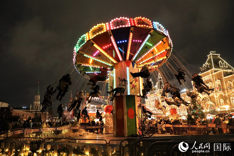 位于莫斯科紅場(chǎng)中央的“古姆”新年集市。人民網(wǎng)記者 隋鑫攝