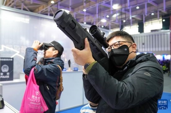 1月6日，觀眾在警營開放周活動現(xiàn)場體驗警用激光炫目槍。