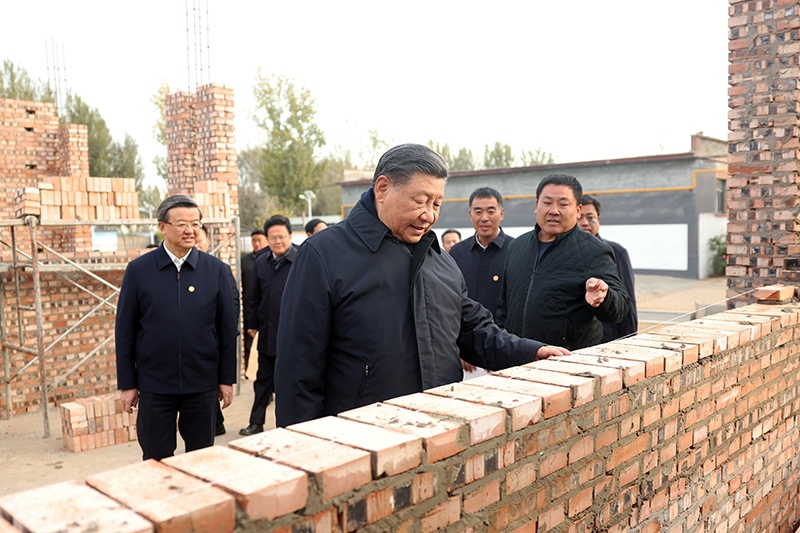 2023年11月10日，習(xí)近平總書記在河北保定涿州市刁窩鎮(zhèn)萬全莊村房屋重建施工現(xiàn)場考察。