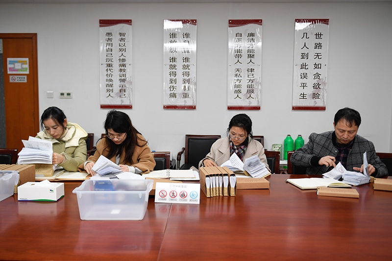 2020年1月8日，浙江寧波市北侖區(qū)紀(jì)委工作人員在檢查北侖區(qū)大數(shù)據(jù)發(fā)展管理中心2019年的公款消費(fèi)票據(jù)，查找是否存在違規(guī)問題。