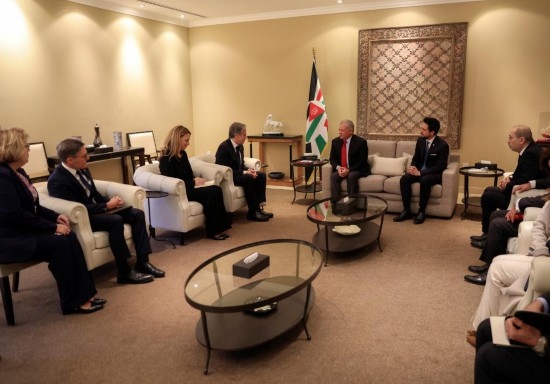 1月7日，約旦國王阿卜杜拉二世（中右）在安曼會見到訪的美國國務(wù)卿布林肯（中左）。新華社發(fā)（約旦王宮供圖）