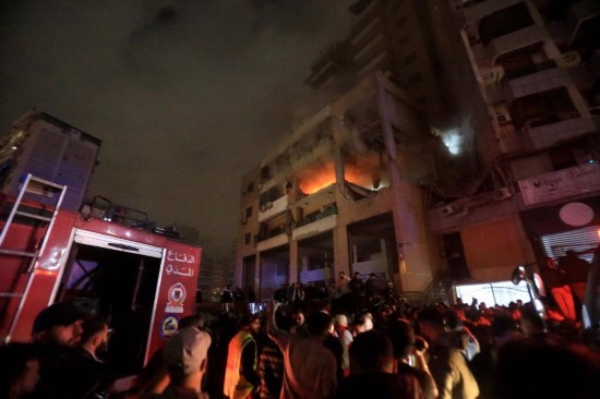 1月2日，人們聚集在黎巴嫩貝魯特南郊的以色列無人機(jī)襲擊現(xiàn)場。新華社發(fā)（比拉爾·賈維希攝）