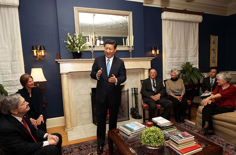 習(xí)近平2012年訪美時(shí)與老朋友敘舊場景。