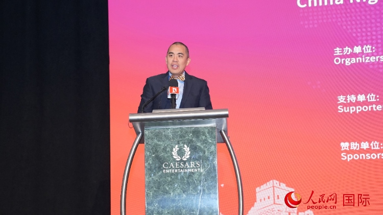 內(nèi)華達州副州長辦公室幕僚長魯?shù)稀づ撩鲌D安在論壇致辭。人民網(wǎng)記者 鄧圩攝