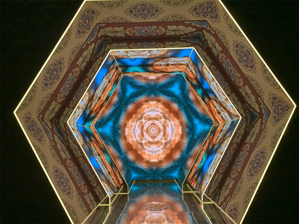 中國國家博物館“華彩萬象——石窟藝術(shù)沉浸體驗”現(xiàn)場。人民網(wǎng)記者 韋衍行攝