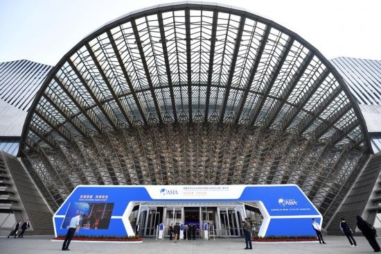 2023年10月30日，參會嘉賓步入長沙國際會議中心。當(dāng)日，以“全球發(fā)展 共享安全”為主題的博鰲亞洲論壇全球經(jīng)濟(jì)發(fā)展與安全論壇第二屆大會在湖南長沙開幕。新華社記者 陳振海 攝