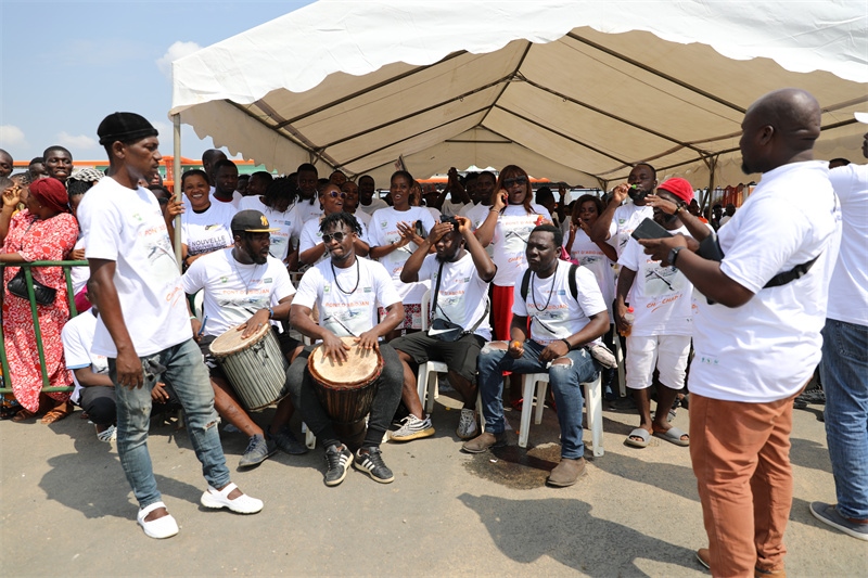 當(dāng)?shù)孛癖姂c祝通車。中建國際中西非公司供圖。