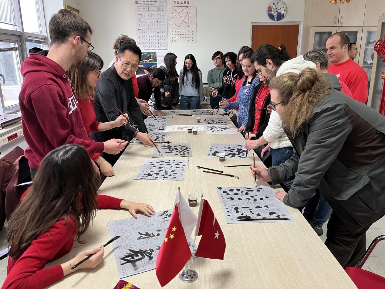 學(xué)生體驗(yàn)書法。中東技術(shù)大學(xué)孔院供圖