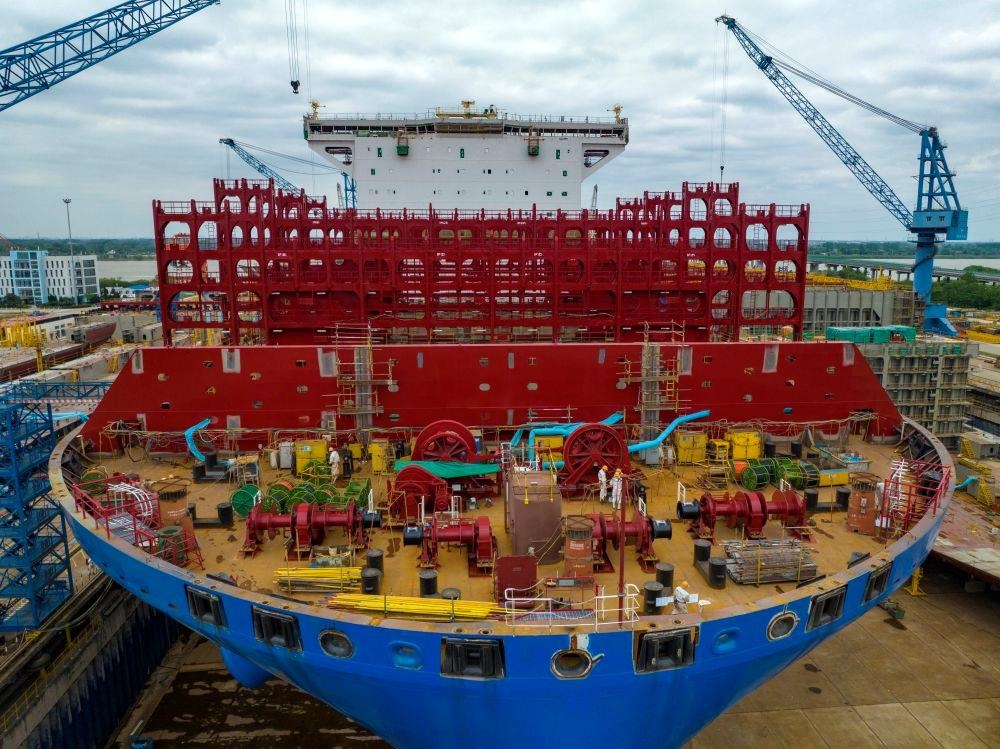 △2023年5月7日，江蘇揚(yáng)州中遠(yuǎn)海運(yùn)重工有限公司工人在作業(yè)。