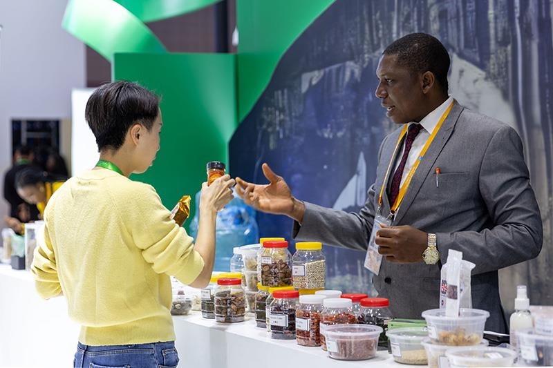 △2023年11月7日，在進(jìn)博會(huì)國家館尼日利亞館，展商介紹尼日利亞產(chǎn)品。