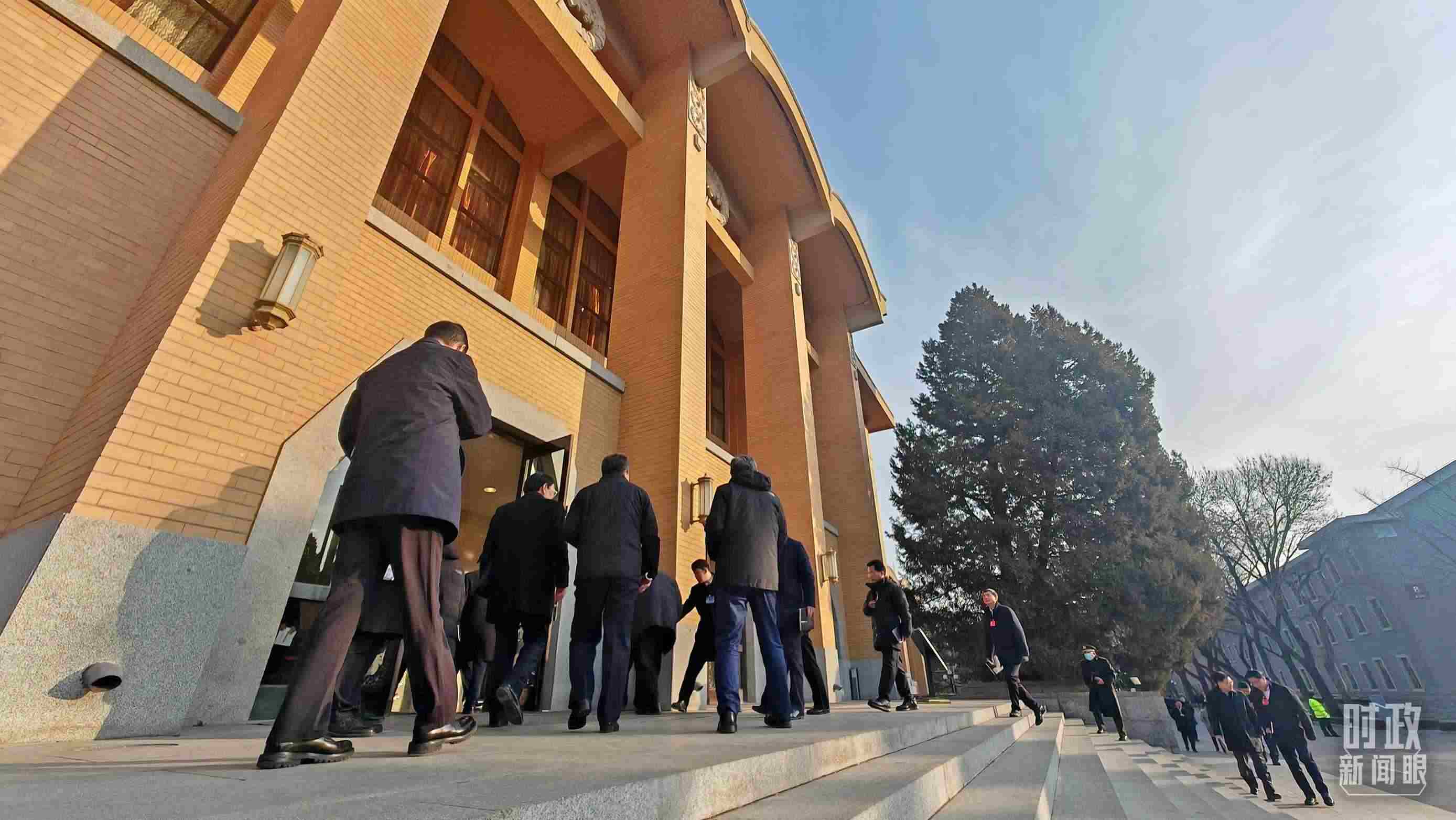 △省部級(jí)主要領(lǐng)導(dǎo)干部推動(dòng)金融高質(zhì)量發(fā)展專題研討班的學(xué)員們正在進(jìn)入會(huì)場。（總臺(tái)央視記者王策拍攝）