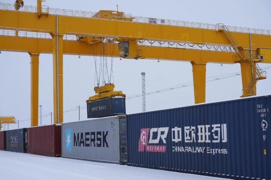 霍爾果斯口岸鐵路換裝場(chǎng)內(nèi)正在進(jìn)行集裝箱換裝作業(yè)。（受訪單位供圖）