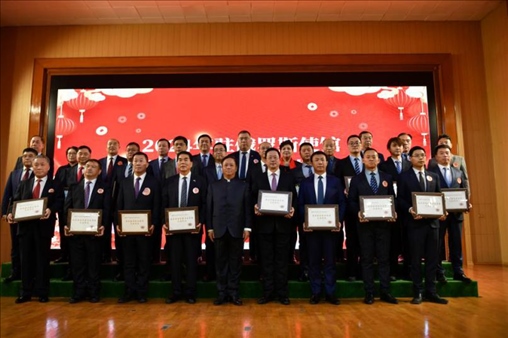 張漢暉為獲獎(jiǎng)單位和個(gè)人頒發(fā)獎(jiǎng)狀。駐俄羅斯使館供圖