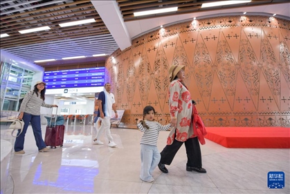 1月24日，在印度尼西亞雅加達哈利姆站，乘客在候車大廳內(nèi)行走。新華社記者 徐欽 攝