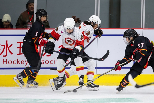 雙方球員爭搶。中國冰球協(xié)會(huì)供圖