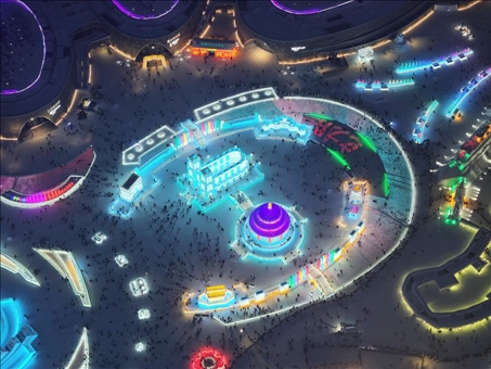 這是2023年12月27日在哈爾濱冰雪大世界拍攝的以巴黎圣母院和北京天壇為核心的冰建景觀群。