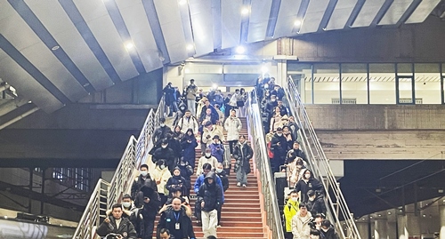 2024年鐵路春運(yùn)今日啟動(dòng)，旅客進(jìn)入站臺(tái)準(zhǔn)備乘車。人民網(wǎng)記者 喬雪峰攝