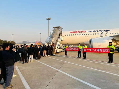 2024春運(yùn)第一天，東航4架C919大飛機(jī)全部投入商業(yè)運(yùn)營(yíng)。東航供圖