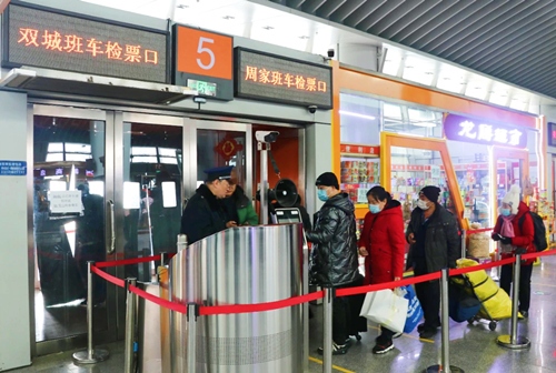 哈西公路客運(yùn)站內(nèi)旅客檢票排隊(duì)上車。黑龍江省交通運(yùn)輸廳供圖