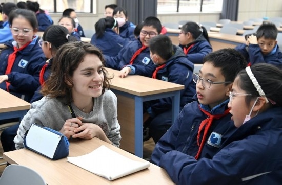  2023年12月18日，在西安新城區(qū)后宰門小學(xué)進(jìn)行的中法校園文化周法語語言沙龍上，西安法語聯(lián)盟的老師與學(xué)生進(jìn)行互動。新華社記者 劉瀟 攝