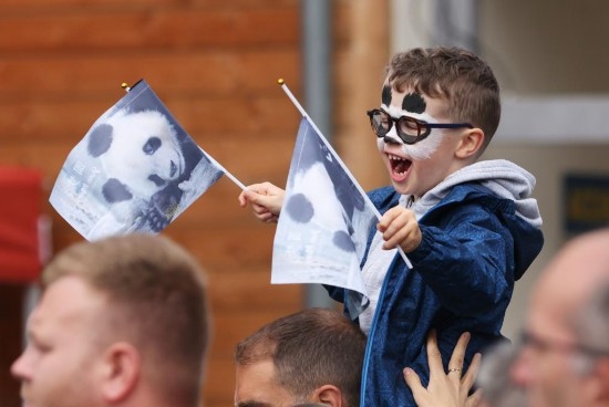 2023年7月26日，在法國圣艾尼昂市博瓦勒野生動物園外，一名兒童等待送別熊貓“圓夢”。新華社記者 高靜 攝