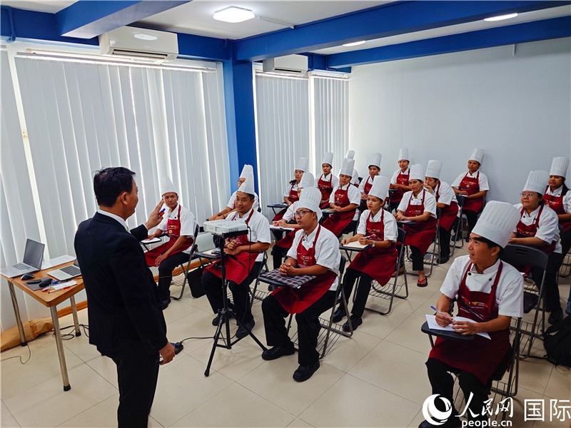 教師向?qū)W員授課。人民網(wǎng)記者 謝佳君攝