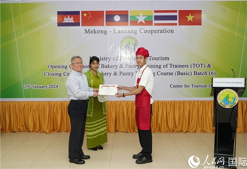 潘峰參贊向?qū)W員頒發(fā)證書。人民網(wǎng)記者 謝佳君攝