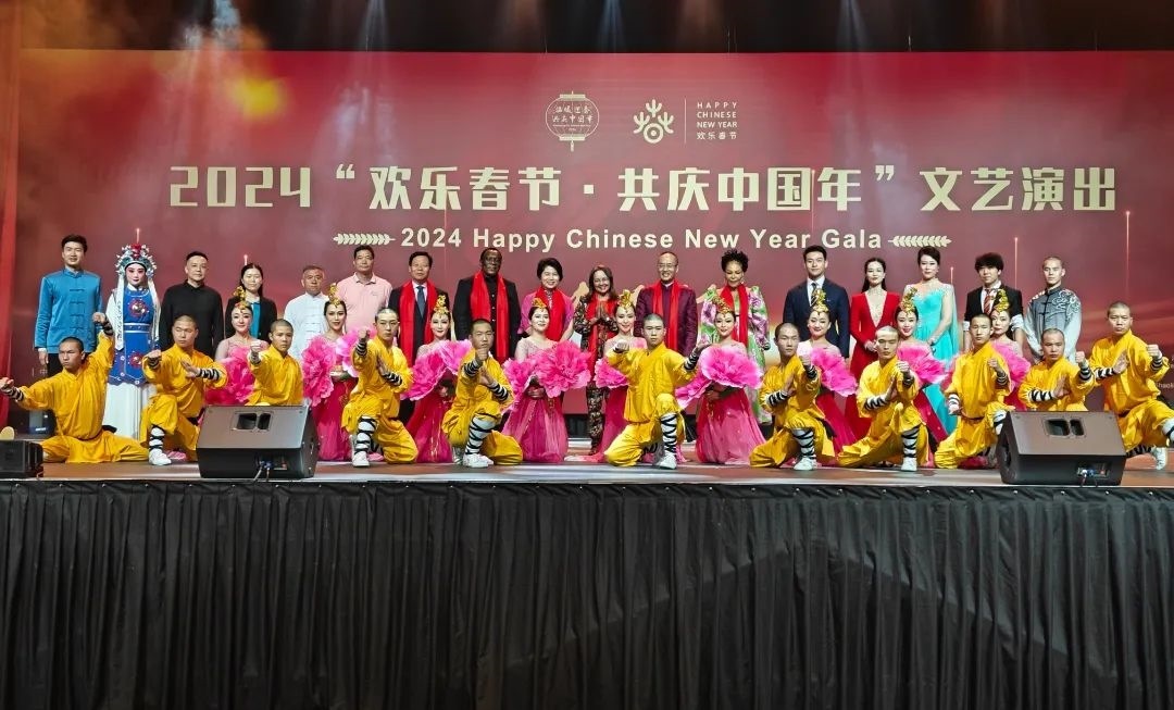 全體嘉賓和演員合影。中國(guó)駐南非大使館供圖